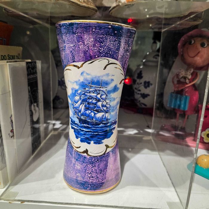 Vaso Náutico com Navio à Vela– 27cm |Cerâmica Texturada Tons Roxo/Azul