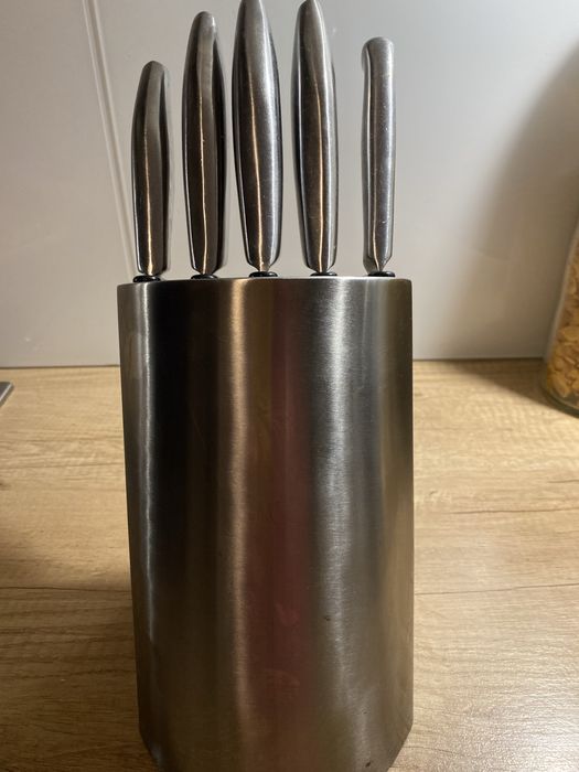 Noże w boksie metalowym 5 sztuk