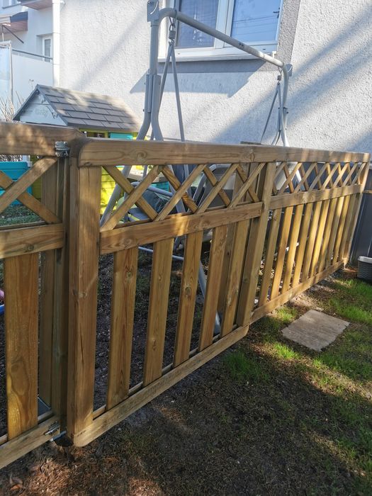 Drewniany płotek z furtką firmy Jagram