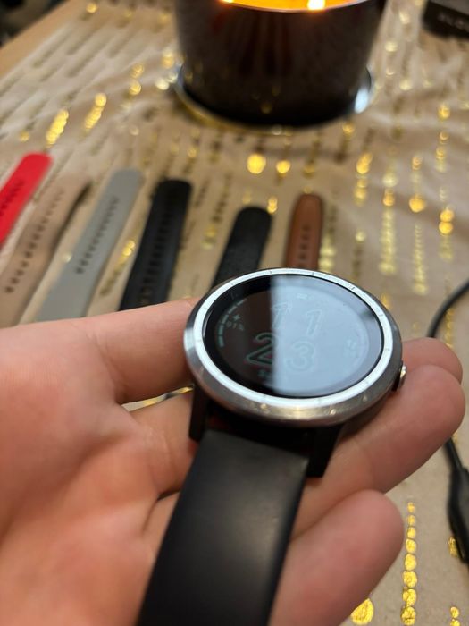 Smartwatch Garmin vivoactive 3 w dobrym stanie (+ 7 pasków)