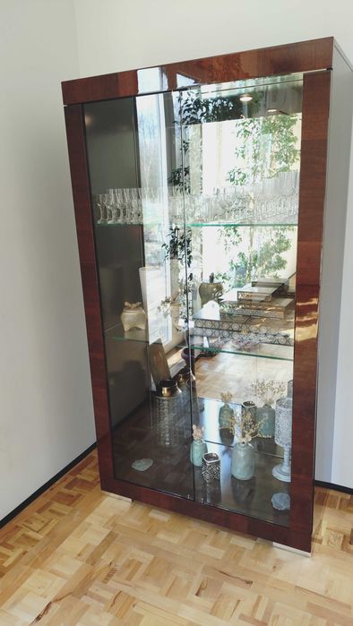 Piękna, brązowa witryna z lustrem