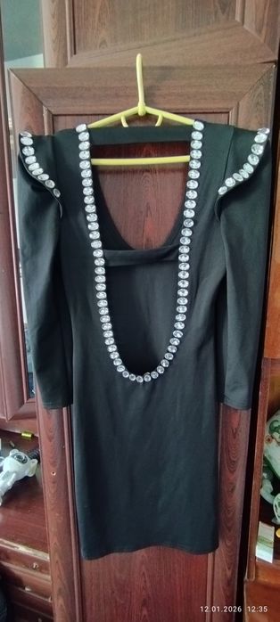 Вечірня облягаюча сукня