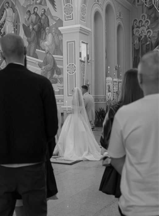 Весільна пишна  сукня зі шлейфом