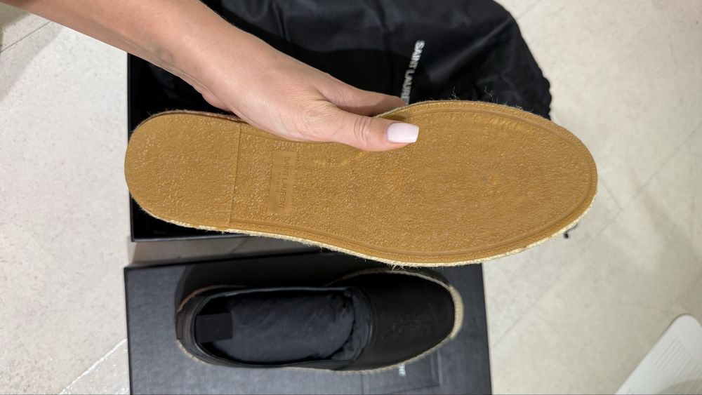 Нові шкіряні еспадрільї з рельєфним логотипом ysl