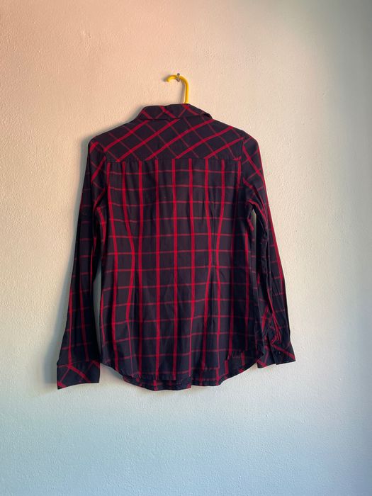 Camisa azul e vermelha