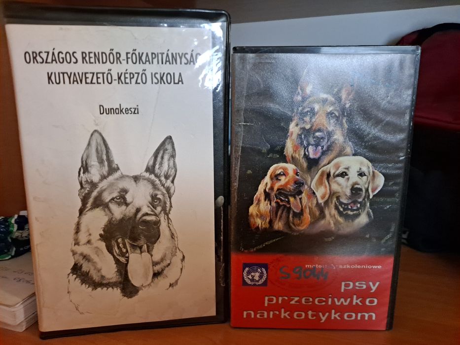 Kasety VHS psy tropiące