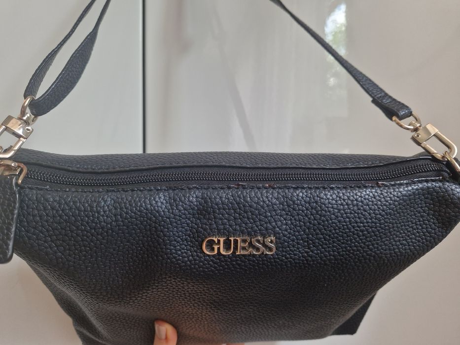 Guess mała czarna torebka na ramię ekoskóra