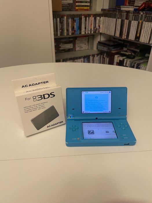 Konsola Nintendo DSi, z ładowarką