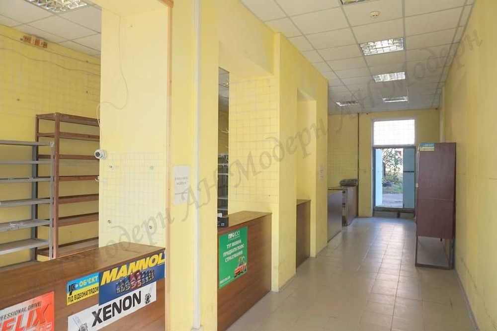 Фасадний магазин недалеко від ТРК Французький бульвар