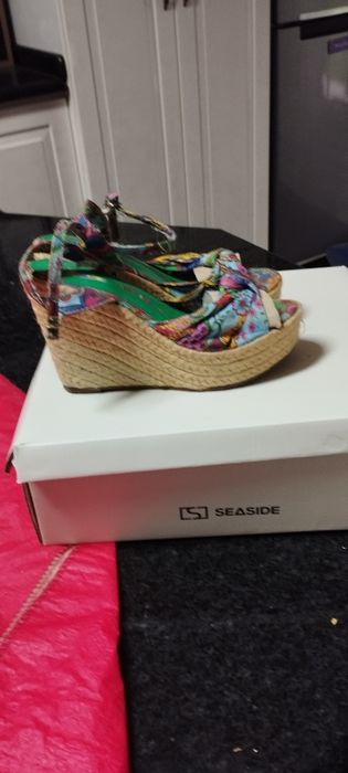 Sapatos tam 36, com cunha em corda,