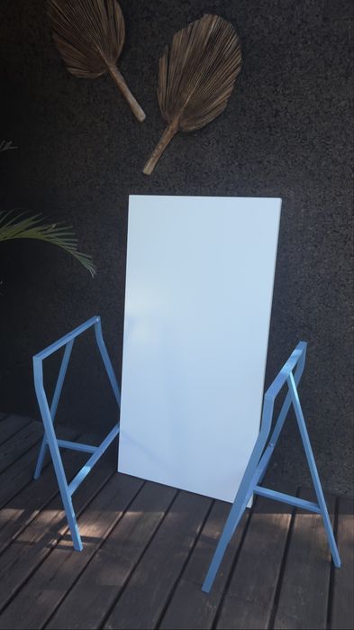 Mesa IKEA dobrável 120x60 com tampo branco + pernas azuis