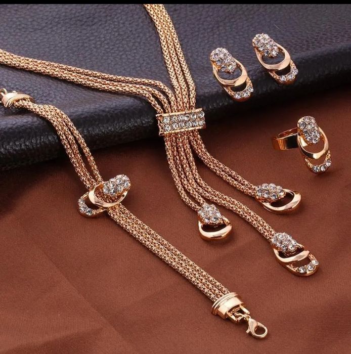 Conjunto elegante de colar, brincos anel e pulseira