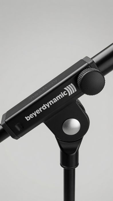 Microfone voice-over Sennheiser MKH 416-P48U3 (Shotgun Condenser) e Suporte para partituras / Script (Music Stand)