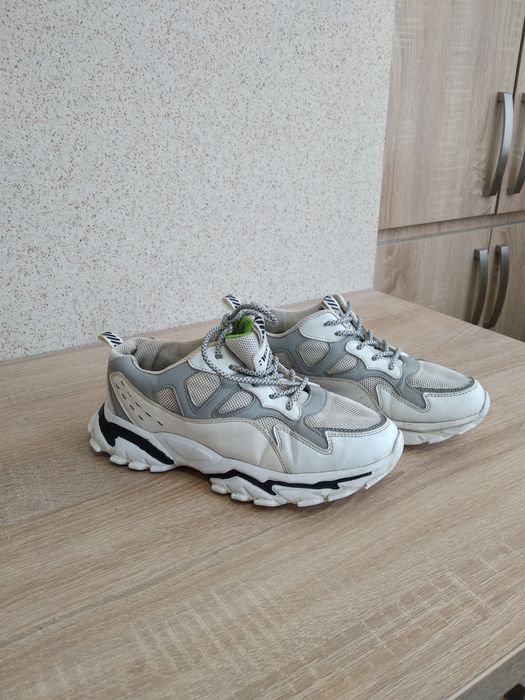 Кросівки білі ,розмір 37.