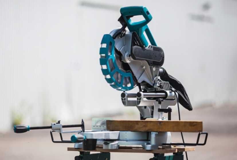 Ukośnica do drewna i aluminium VUD707 305 MM