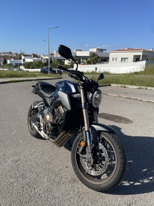 Honda CB650R 2020 • 9.500 km • Extras • Impecável