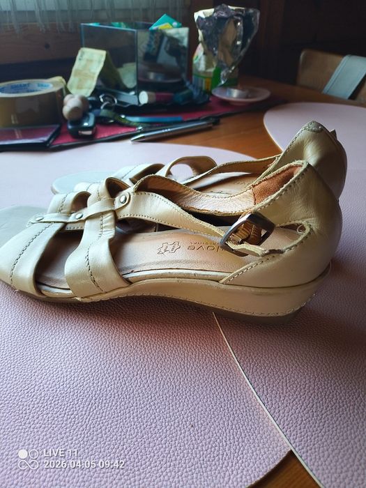 Sandały damskie skórzane z zakrytą piętą, rozmiar 42, wkładka 25cm