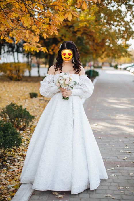 Ніжна весільна сукня