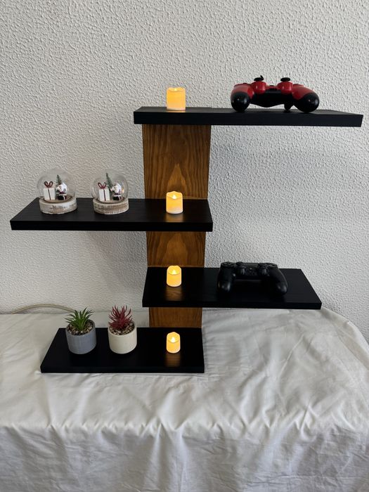 Prateleira de madeira artesanal com design moderno