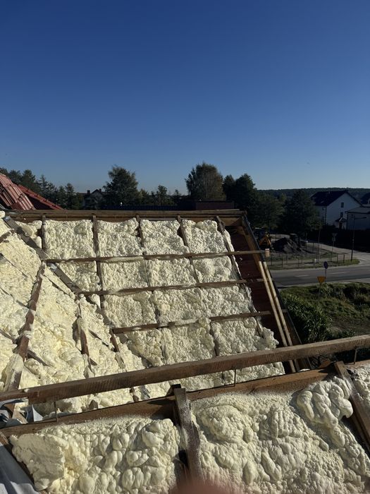 Ocieplanie poddaszy pianą izolacja domów
