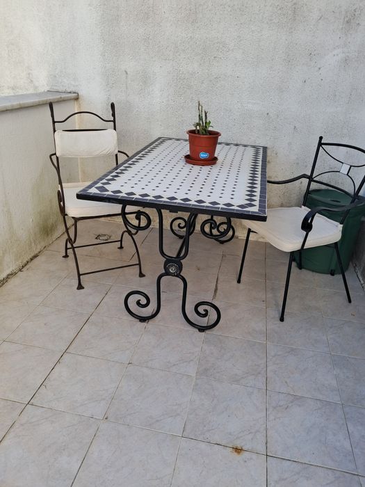 Mesa de azulejo de jardim