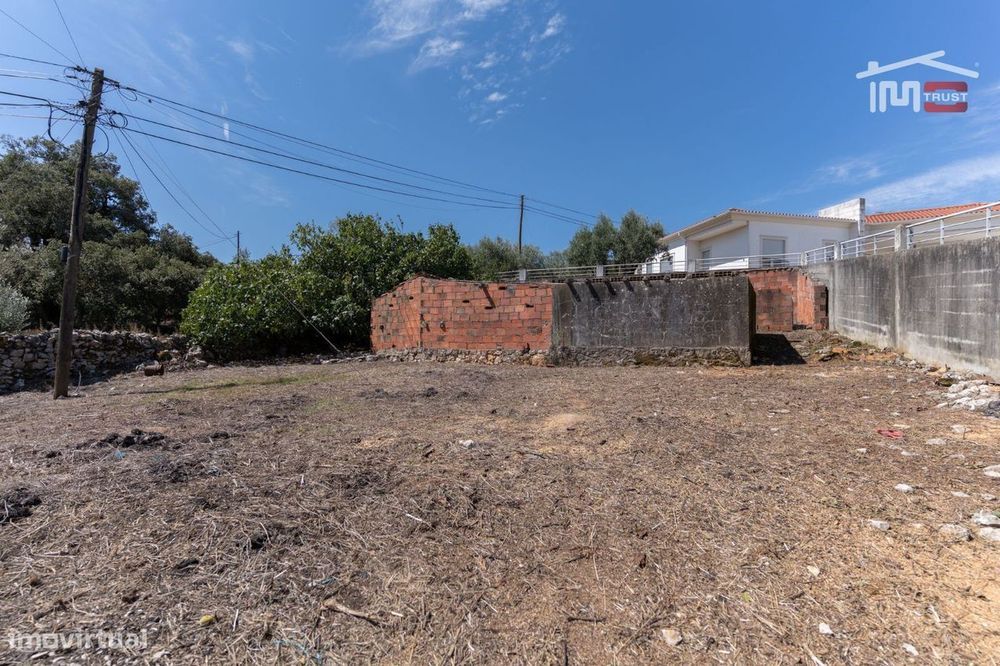 Moradia T3 para Restauro em Alqueidão da Serra