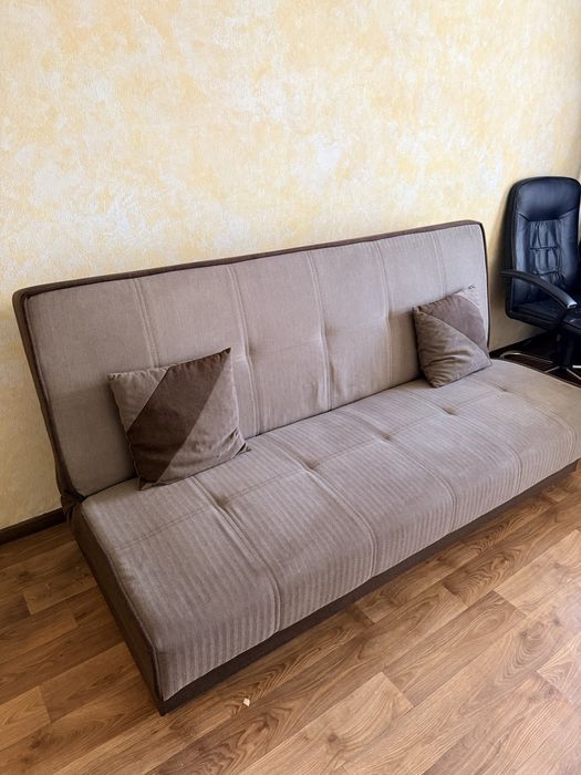 Диван-ліжко розкладний б/у, бежевий