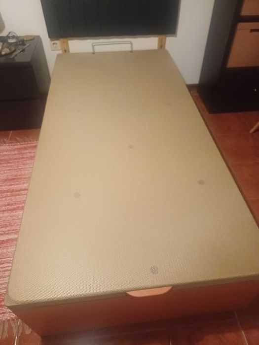 Cama de solteiro com arrumações