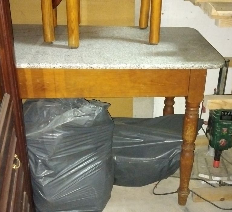 Mesa de Madeira Maciça com Tampo de Granito e 4 cadeiras