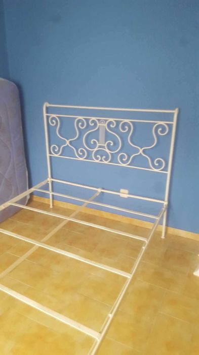 Cama de casal antiga em ferro forjado