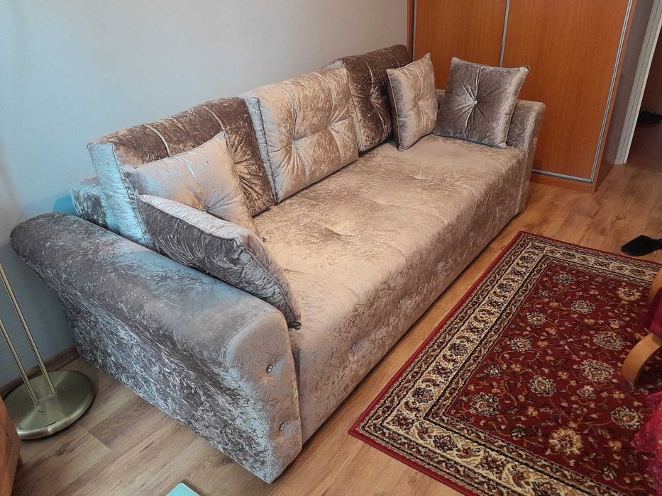 Kanapa do salonu z funkcją spania. Szerokość 105 cm, długość 205 cm, po rozłożeniu 140 cm. Kanapa jak nowa bez śladów użytkowania. Serdecznie polecam