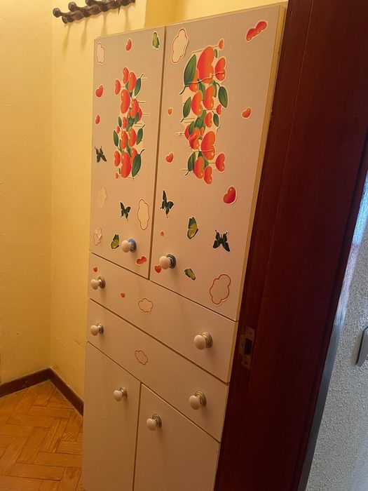 Armário com portas e gavetas