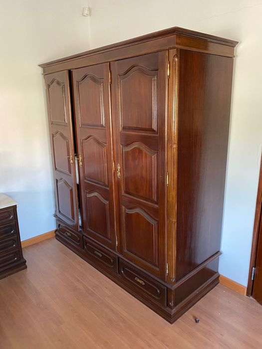 Guarda roupa em madeira maciça em excelente estado de conservação