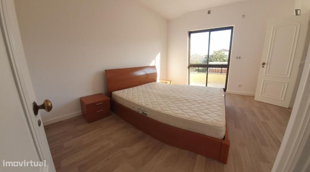 Quarto - localizado em Amadora Lisbon