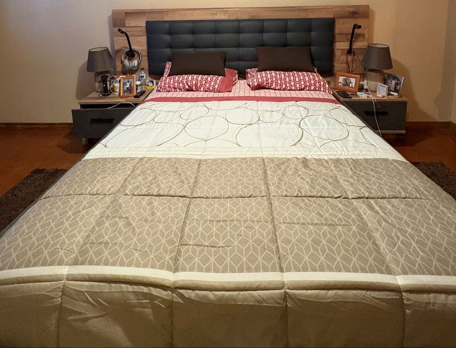 Cama e mesa de sala