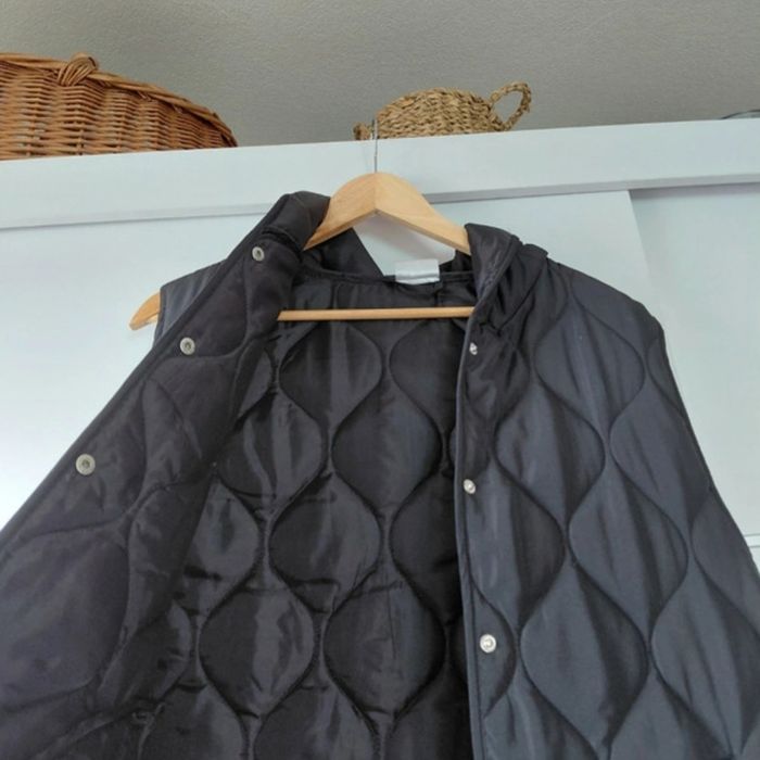 Czarny długi z kapturem bezrękawnik M