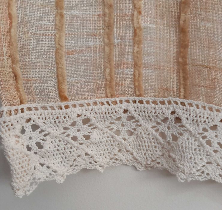 Cortina creme com renda