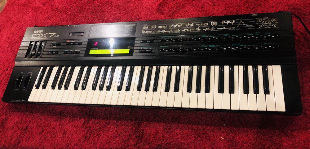 Yamaha DX7II-D - sintetizador FM anos 80