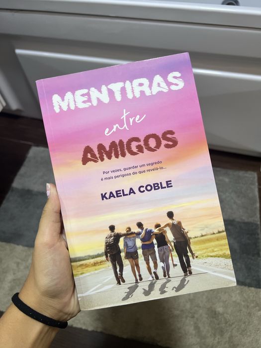 Livro “Mentiras entre amigos”