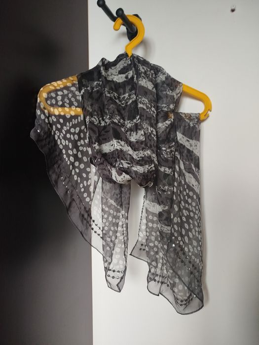 Delikatny damski szal 180x59cm Nowe