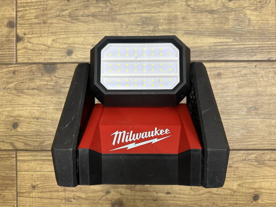 Lampa LED akumulatorowa Milwaukee M18 HOAL - 2022r.