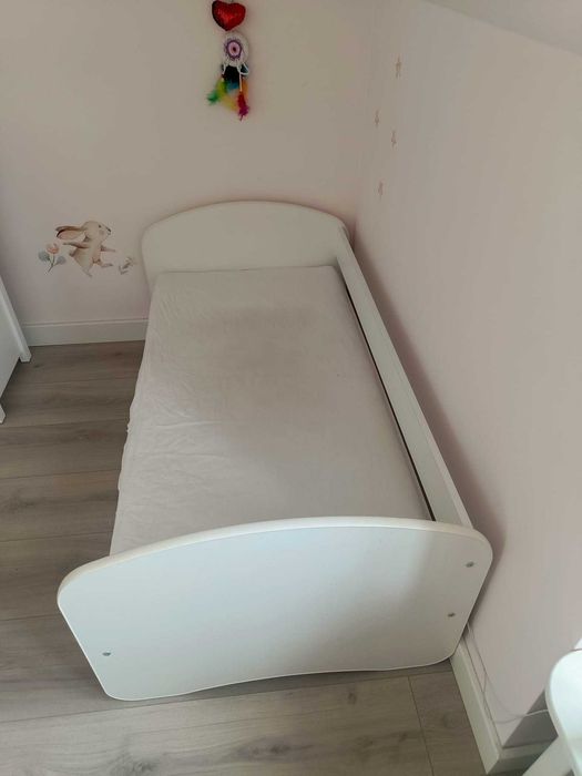 Łóżko z materacem
