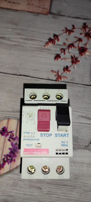 Трехполюсный выключатель от 4 до 6.3 ампер.ОЛХ доставка +30 гр.