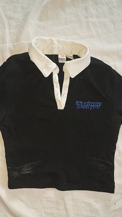 Crop top polo z kołnierzykiem sex education z napisem