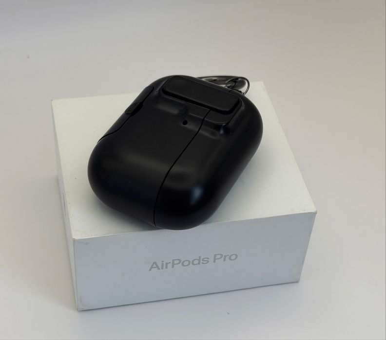 Чехол на AirPods Pro 3 Black, White, AirPods 4 White, противодарный, открывается автоматически кнопкой