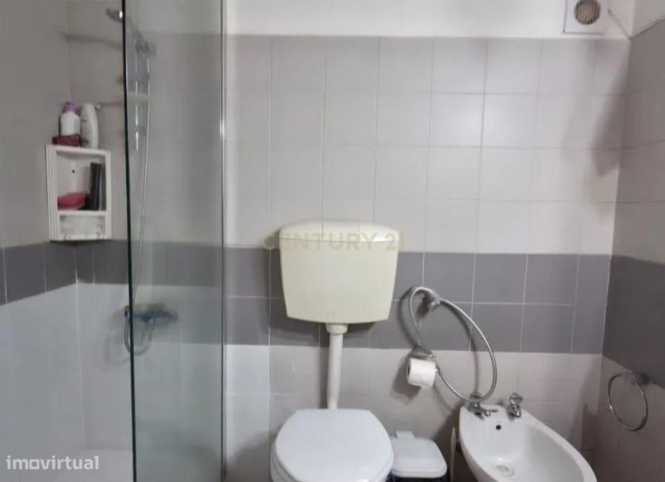 Apartamento T2  no Pragal / Monte Caparica com 2 elevadores e ótimo ac