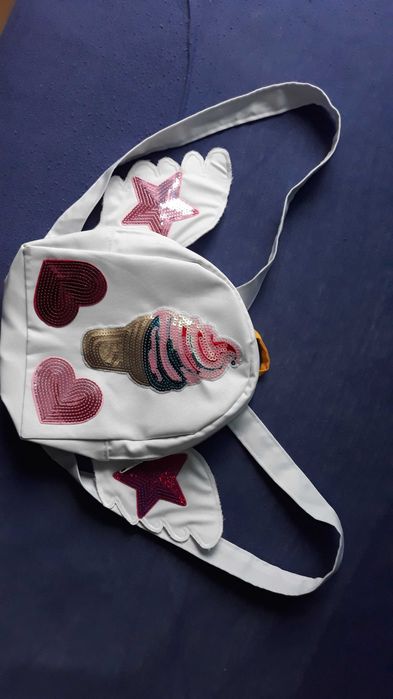 Uroczy plecaczek ze skrzydełkami, mieści format A5