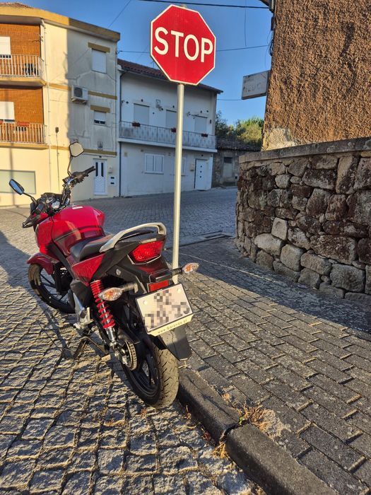 Honda CB125F vermelha