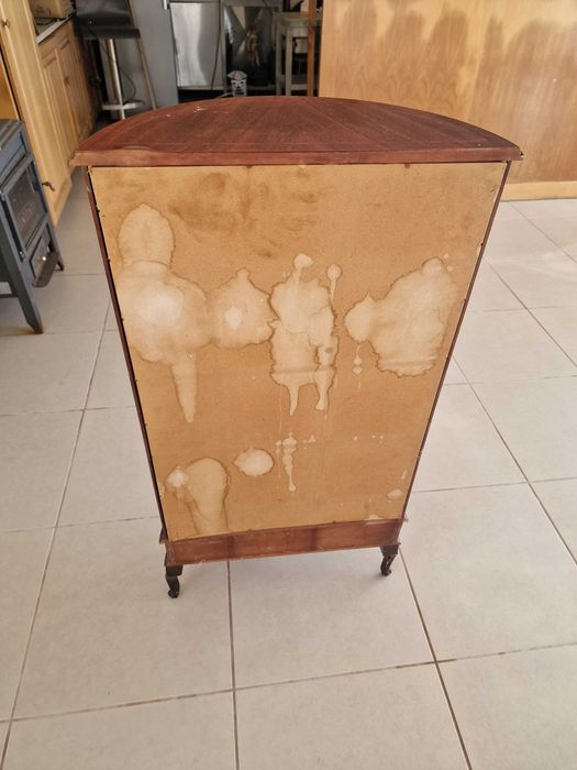 Vitrine meia-lua em madeira, vidro curvo e espelho, 50 x 29 x 117 cm