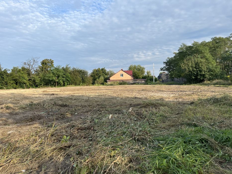 Ділянка з асфальтованим під'їздом в затишному місці